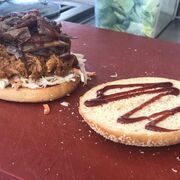 Zubereitung eines Pulled Pork Burgers mit Whisky Zwiebeln